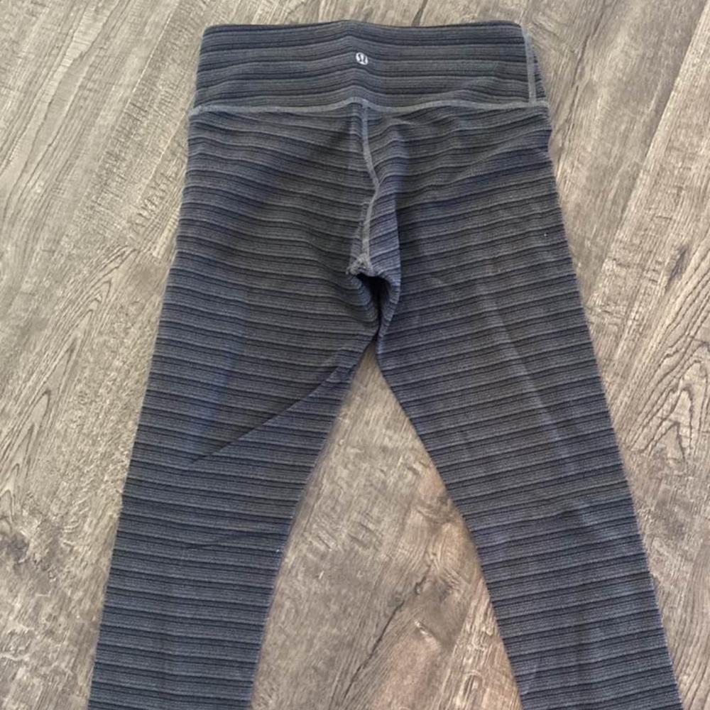 Lululemon grey black striped capris size 4 preowned